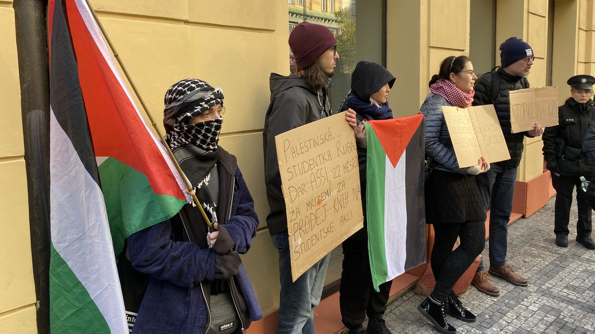 Vlajky Palestiny a zahalený obličej. Protest na Národní třídě vyvolal hádky